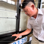 新業(yè)建設(shè)營建部 賴英濱經(jīng)理 仔細(xì)確認(rèn)，水密性能試驗後的氣密窗，是否有漏水、滲水、濺水等狀況。