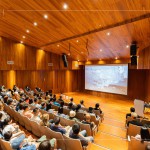 跨越千里，尋訪北歐冰川，聽見古老冰川喘息的消融，深邃的夢幻冰洞，從冰河母體崩裂，流落到冰河湖，再漂向大海，流連在海岸線上。