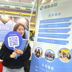 深入校園進(jìn)行招募推廣，分享公司福利制度，定期員工培訓(xùn)、國外旅遊、健檢…等，為即將成為社會新鮮人的同學(xué)們，提供多元且具發(fā)展性的就業(yè)選擇。