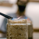 封罐前最後儀式，透過火焰高溫殺菌，為歲月的釀造揭開序幕，讓時間與微生物在無瑕的環(huán)境中，慢慢交織出專屬的風(fēng)味。