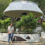 外觀獨特的蘑菇亭，由藝術(shù)家-張婷雅 創(chuàng)作金屬鐵件雷切藝術(shù)裝飾，從大自然的種子、葉子及植物汲取靈感，在花圃表面裝飾，彷彿被大自然環(huán)抱。