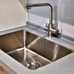 完美的廚房夥伴-流理臺、水槽區(qū)域，可根據(jù)需求和偏好挑選，易清潔、不卡垢的檯面材質(zhì)，不論在視覺上或?qū)嵱眯远紦碛惺孢m地生活享受。