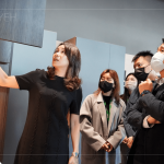 大雅廚具 張怡嘉執(zhí)行長(左一) 詳細(xì)解說各櫥櫃的設(shè)計(jì)規(guī)劃，流暢的操作動(dòng)線、系統(tǒng)化的收納與清潔，是新業(yè)職人選品的重要依據(jù)。