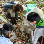 透過引導(dǎo)員的專業(yè)指示，將垃圾清楚的分類、有系統(tǒng)的規(guī)劃，是一場(chǎng)淨(jìng)溪活動(dòng)中不可或缺的角色。