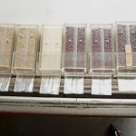 將包裝空氣抽除並封口，保持真空狀態(tài)，使白米、糙米與紅豆更能保鮮。