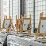 乘著9月夏日餘溫，相約家人，來到新業(yè)睿見R樓，屢屢陽光穿透玻璃窗，築一場(chǎng)畫布拾光。