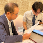 小組間透過面談紀錄表，交流對話，模擬面談時應具備的技能，找到最適配職位、團隊和公司文化的人才。(圖左一為新業(yè)建設 卓勝隆 董事長)