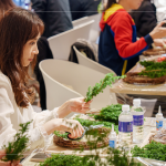 新鮮的雪松作為這次花圈基底，以手掌長(zhǎng)度為基本大小，並可自行修整雪松的茂密度與長(zhǎng)度，調(diào)整出理想中的花圈效果。