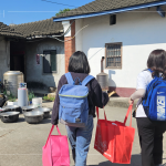 同仁協(xié)力提著15公斤重的年菜，穿梭在臺中的街道巷弄，只為將這份惦記與問候，送至弱勢獨(dú)居長輩、身心障礙朋友手中。