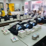 一份份的飯包按照配送的區(qū)域，一份份堆疊，也蘊含著背後默默付出的愛與關  懷。