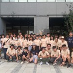 七天六夜東海建築營的參訪除了觀峰再添一案，鏡頭轉到社會勞工住宅【新業(yè)宜家】，由楊世偉經理(右一)及林宜鋒建築師（左一）帶大家探索生活的靈感與美感。