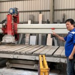 因應(yīng)不同石材，使用的切割器類型、規(guī)模也不同。從塊狀到呈現(xiàn)片狀，都少不了切割機(jī)的垂直切塊、拋光機(jī)水平打磨以及人工鑿刻等階段。