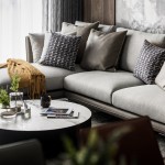 回了家，讓自己原本拘謹?shù)膽B(tài)度變得隨興自適，些許慵懶也無妨，因為家是如此具有包容力，因而成為生命中渴求的憧憬之一。