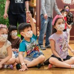 小探險家們排排坐，認(rèn)真的聽著大哥哥大姊姊的引導(dǎo)，興奮的舉手回答問題。