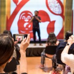 從晦暗的作品，得了大大小小的獎(jiǎng)項(xiàng)，轉(zhuǎn)而做帶給人幸福的工作，楊士毅用同樣的雙手，因?yàn)橐稽c(diǎn)點(diǎn)的美好心意，而造就不同的風(fēng)景。