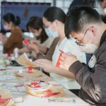 家人們聚精會神，為剪出理想的作品，需要仔細(xì)地、慢慢地動手，將對新年的展望
寄託於此。