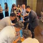 團(tuán)隊(duì)合作需腦筋急轉(zhuǎn)彎，思考如何有效率的傳接球，再討論分工策略，從過(guò)程中調(diào)整方法，創(chuàng)造團(tuán)隊(duì)佳績(jī)！