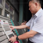 新業(yè)建設(shè)吳志輝建築師 仔細(xì)比對樣品與實(shí)際成品，並於陽光照射下，感受顏色紋理及曲線起伏。