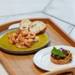 橄欖油在料理中有許多變化，當(dāng)天活動(dòng)示範(fàn)『芝麻葉番茄沙沙普切達(dá)』、『經(jīng)典橄欖油泡蝦』，讓住戶在家中也能輕易完成。