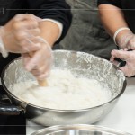 加熱拌勻的粉糊，使用搟麵棍持續(xù)攪拌1分鐘以上，為的是讓蘿蔔糕口感更有彈性、更有層次。