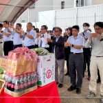 新業(yè)團(tuán)隊齊聚，心中滿懷期盼與感恩，眾人一心，手持炷香敬虔內(nèi)心，煙氣裊裊上升，願直達(dá)天聽。