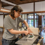 以滾輪均勻塗墨於雕刻圖樣，再透過壓輪機(jī)壓印紙面，使色彩更豐富飽滿、輪廓清晰。