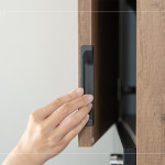 新業(yè)在櫥櫃設(shè)計(jì)上展現(xiàn)貼心巧思，不僅在櫃體設(shè)有凹槽，更加裝圓形的防撞墊，讓住戶每次開櫃都更順手、靜音。