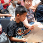 牛皮竟然這麼硬？！牛皮耐高溫、質(zhì)地堅(jiān)韌且透光性強(qiáng)，常作為皮影戲偶的製皮來源，後續(xù)經(jīng)過畫稿、刻製、上色、組裝縫合、裝桿，造就一件件民俗工藝品。