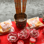 建築職人團隊齊聚，慎重且誠心，持煙香祭拜，將心願直達天聽。