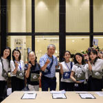 新業(yè)建設(shè) 名譽(yù)董事長 穆椿松賢伉儷(中) 到場參與活動盛事，一同支持藝文日的舉辦，親身感受舞臺劇魅力!