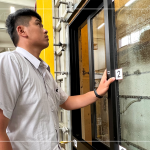 氣密窗經(jīng)過反覆的施加風(fēng)壓後，營建部同仁再三確認(rèn)窗框是否有變形的問題，及運(yùn)行上是否順暢。