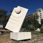 義大利藝術家Filin Gheorghi的石雕作品「東海之眼」。人象徵著宇宙的縮影，而人的雙眼雖微小卻似能看透時空，直視古往今來，可觀照、仰視，蘊含無法想
像的龐大能量。