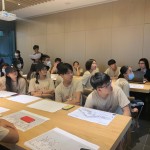 東海建築營學員們仔細聽取林宜鋒建築師（畫面右一）的建築構想。讓學員們擴增生活與學習經驗，並以對話交換對建築的看見與心得。