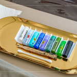 油畫棒是由粉彩加入油料，調(diào)製成棒狀的顏料，自由創(chuàng)作、色彩豐富、調(diào)色容易，不僅可以用於平面或立體作品的創(chuàng)作，也可以在各種表面上進(jìn)行繪畫。