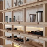 居家收納設(shè)計，也可以展示雅緻收藏，溫潤杏色的層架與隱隱透出光澤的瓶身，彼此相襯不相爭。