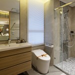 踏進(jìn)淋浴間，乾濕分離設(shè)計(jì)，保有一方私領(lǐng)域，在氤氳水氣中，疲憊的身心悄悄獲得釋放，優(yōu)雅大方的洗手檯面，搭配下方完整的收納空間，讓整個(gè)衛(wèi)浴空間乾爽、舒適、宜人。