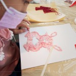 用竹筷沾附黏著，孩子嘗試使用傳統(tǒng)的黏著劑－漿糊，慢慢將紅紅剪紙塗滿，就待
貼上燈籠。