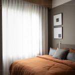 以沉穩(wěn)的基底，加上珊瑚橘的布料，自然日光透過窗簾，灑落一絲暖意。