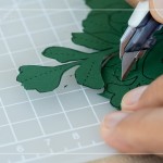 較細膩的邊角處，使用美工刀慢慢地刻劃，切剪出生命力。