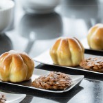 「喜豐香1985茶點(diǎn)組」金桔豆沙與杏仁瓦片的完美搭配，猶如一場(chǎng)味蕾饗宴。甜而不膩的豐富層次、口感酥脆的濃郁香氣，為品茗時(shí)刻更添詩(shī)意。