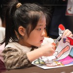 活動(dòng)當(dāng)天製作紙影戲偶，動(dòng)動(dòng)小手，揮灑創(chuàng)意，恣意拼色，再沿著外輪廓剪下。