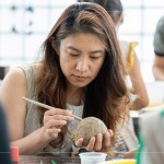 利用木刀，一筆一劃，一深一淺，刻出紋路，感受陶作帶來的沉靜時(shí)光。