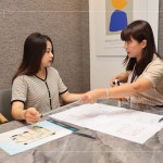 用比例尺對(duì)照家中空間格局及動(dòng)線，讓住戶對(duì)空間與大小比例更有概念，透過交流了解客戶習(xí)慣的生活模式，及分享客變中需注意的事項(xiàng)。