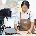 邀請經(jīng)驗(yàn)豐富的廚藝職人 曾詠真 老師，帶領(lǐng)初體驗(yàn)的同仁們，進(jìn)入糕餅裡的奶香世界。