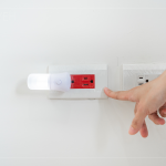 安心用電，位於廚房及客廳不斷電的紅色插座，遇到停電也不用擔(dān)心。