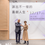 新業(yè)建設(shè)名譽董事長 穆椿松 (左一)致金鐘視后 于子育 (右一) 新業(yè)契作認(rèn)養(yǎng)逾十年的有機(jī)香米與紅豆，一同分享這份美好心意。