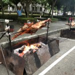 工作團隊費心築起的炭火爐檯，飄出的香氣讓跑者遠(yuǎn)遠(yuǎn)地就精神為之一振，也成為跑者的動力來源！