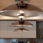 居家收納設(shè)計，也可以展示雅緻收藏，溫潤杏色的層架與隱隱透出光澤的瓶身，彼此相襯不相爭。