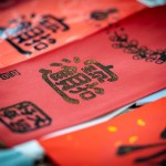 細細品味印製出來的年節(jié)吉祥話，洋溢著團圓的喜氣與年味，揮灑創(chuàng)意，拼貼屬於自己的年節(jié)小物。