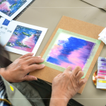 晚霞下的睡蓮，透過指尖暈開顏料，將不同顏料自然融合，消除筆觸的邊界感，如同暈染或噴霧般的柔和漸層。